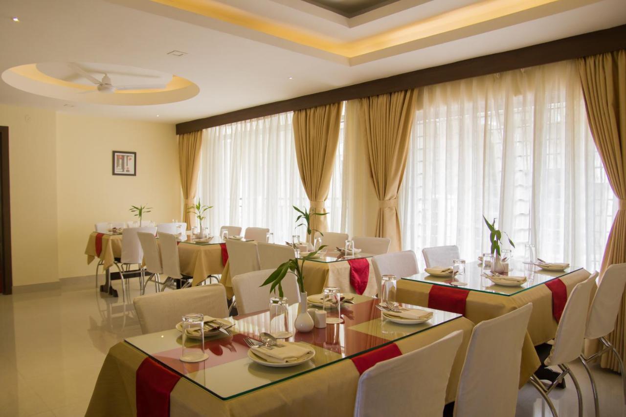 Hotel Park Riviera Guwahati Ngoại thất bức ảnh